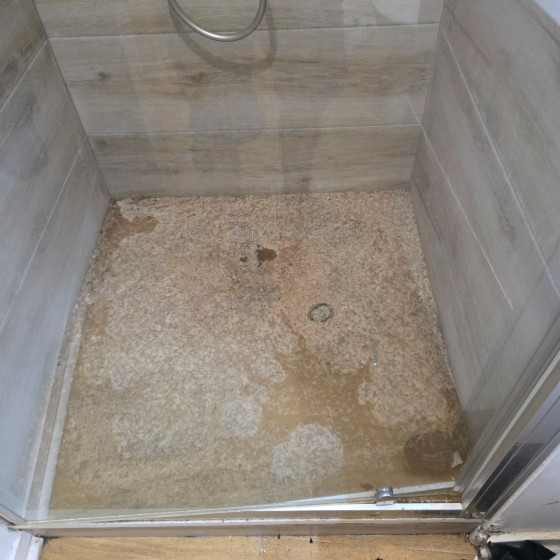 Comment déboucher une douche : 5 méthodes testées par nos techniciens